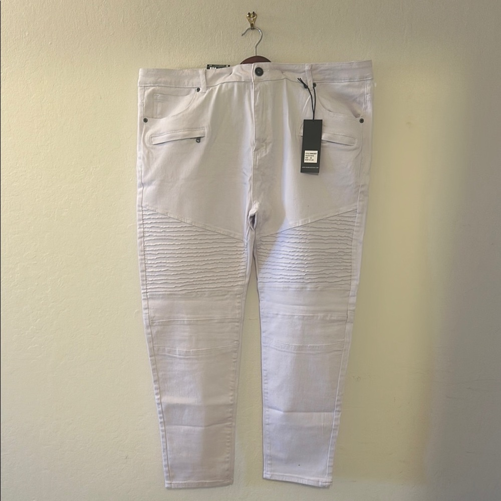 White Skinny Jeans with Modern Fit and Distressed Details